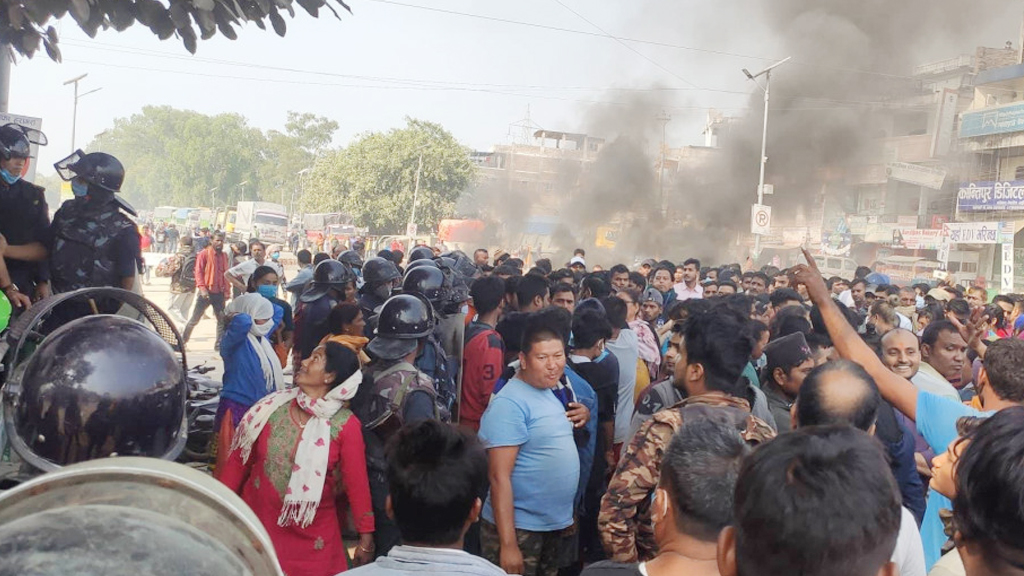 बर्दिबास तनावग्रस्त, डिएसपीसहित केही प्रहरी घाइते, शव नियन्त्रणमा लिन हवाई फायर